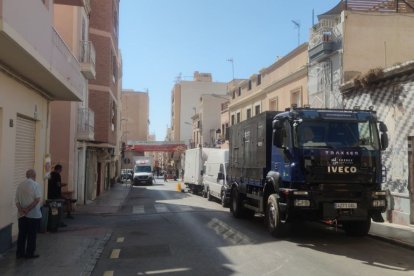 Numerosos camiones ocupan la calle Regocijos.