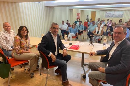 Los dirigentes socialistas, en primer término.