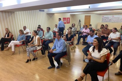 Asistentes a la reunión con Juan Espadas, Noel López y Ángeles Ferriz.