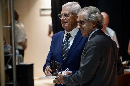 Miguel Ángel de la Cruz (derecha) entrega una distinción a José Amalio de Aynat