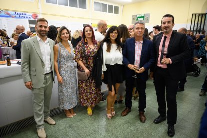 Integrantes del equipo de la empresa Castillo de Tabernas, patrocinador del evento, disfrutan del cóctel entre brindis y risas en una noche para el recuerdo.