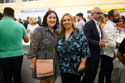 Vecinas de Tabernas disfrutando de una noche inolvidable para el municipio tras la celebración de la ceremonia de entrega de los Premios Filabres Alhamilla 2022.