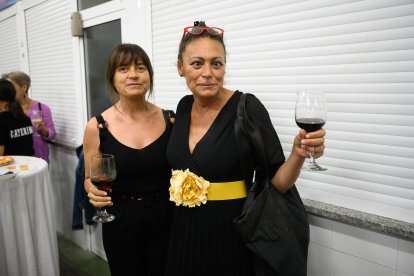 Desde Almería viajaron estas dos amigas para disfrutar de una noche de gala en el municipio de Tabernas.