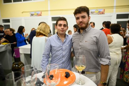 Estos jóvenes vecinos de Benizalón también disfrutaron durante la ceremonia y durante el cóctel posterior a esta en un ambiente agradable y distendido en el Mercado de Tabernas