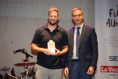 Premio Deporte para Club Deportivo Ciclista Tabernas. Lo ha entregado Amós García Hueso, delegado de Empleo, Empresa y Trabajo Autónomo.
