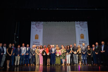 Foto de familia final de premiados, entregadores de premios, organizadores e instituciones.