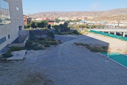 Solar donde comenzarán en unas semanas las obras.