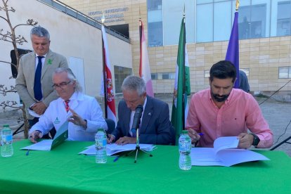 Firma del contrato de obras. Han firmado Manuel Vida, Diego Vargas y Rodrigo José García ante el delegado, Juan de la Cruz Belmonte.