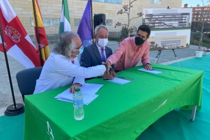 Saludos tras la rúbrica de los documentos.