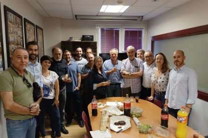 Foto de famiia con sus compañeros de La Voz y Cadena SER.