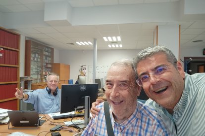 Con Rafa Góngora. Al fondo, Manuel León.