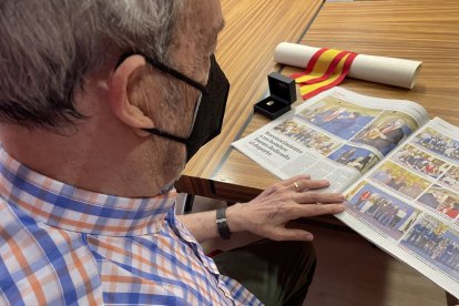 El homenajeado, leyendo las páginas sobre su homenaje en Diputación.