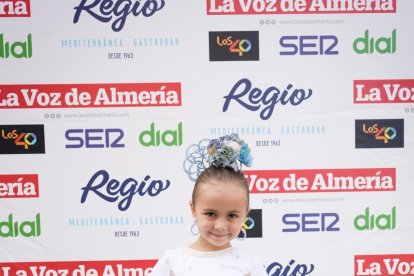 Adela tiene mucho desparpajo y arte ante la cámara y posa en el photocall.