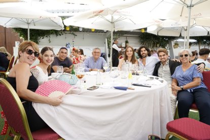 La familia Carmona disfruta de la buena gastronomía y del buen ambiente ferial.