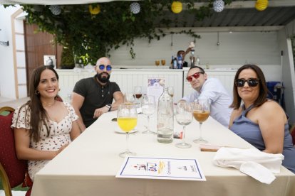 Irene, Fernando, Manuel y Loli se divierten en las fiestas.