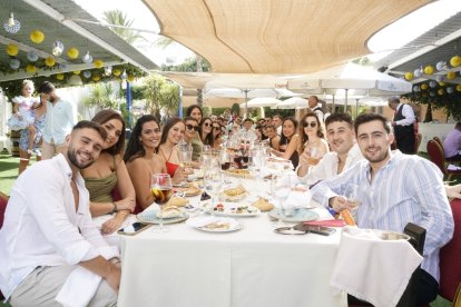 La mesa más larga en esta feria desde Terraza Carmona.