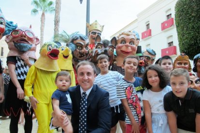 Alfonso García, primer teniente de alcalde veratense disfrutando del desfile.