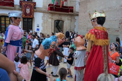 El rey Fernando II de Aragón y la Reina Isabel I de Castilla bailaron con los niños y niñas del municipio.
