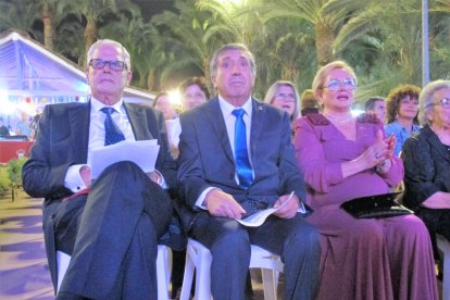 El alcalde, junto al pregonero y la concejal de Festejos.