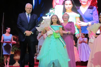 Antonia Fernández Cortes, recibía el ramo, la banda y el obsequio como dama infantil de los festejos.