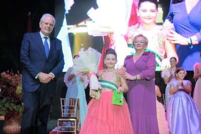 Beatriz Pérez López, recibía el ramo, la banda y el obsequio como dama infantil de los festejos.