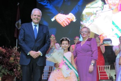 Carolina García Pérez, recibía el ramo, la banda y el obsequio como dama infantil de los festejos.