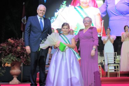 Leire Belmonte Pérez, recibía el ramo, la banda y el obsequio como dama infantil de los festejos.