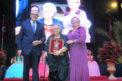 Antonia Baraza recoge su distinción.