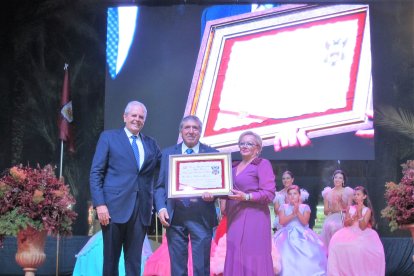 El pregonero recibe un diploma por su colaboración en las Fiestas.