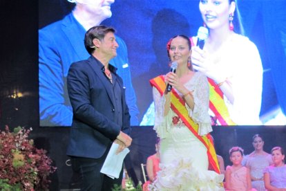 La reina de las fiestas del año 2021, junto al presentador Antonio Hidalgo.