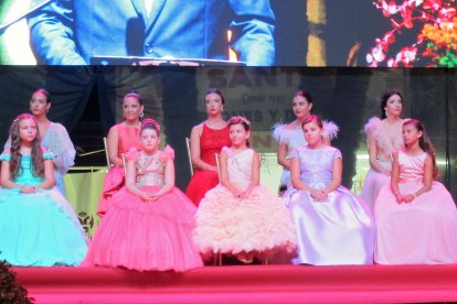 Las damas y reina infantiles minutos antes de la elección.