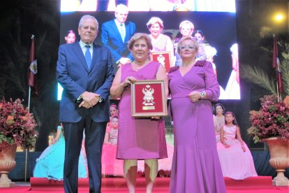 La madre de Aurelio Caparros recogía la distinción.