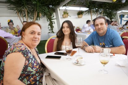 Luis, Noemí y Loli viven el regreso de la normalidad de los festejos este 2022.