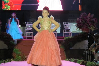 Desfilando por la pasarela.