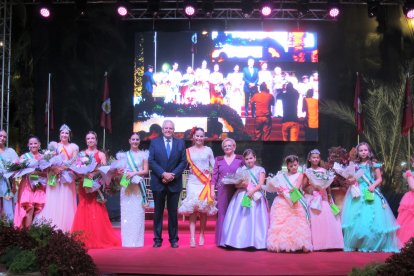 Las damas y reinas juveniles e infantiles junto al alcalde de la localidad. y la concejal de Festejos.