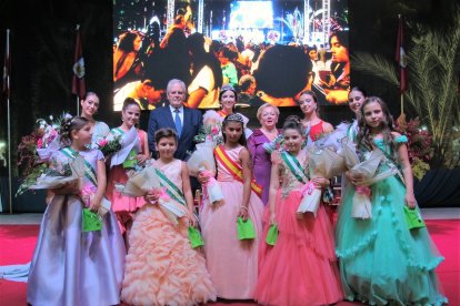 Las damas y reinas juveniles e infantiles junto al alcalde de la localidad. y la concejal de Festejos.