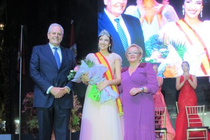 Raquel Pérez posa con su recién estrenada corona de Reina, junto al alcalde y la concejal.