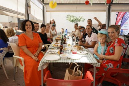 El grupo burbuja disfruta dela comida y la bebida con sabor a feria