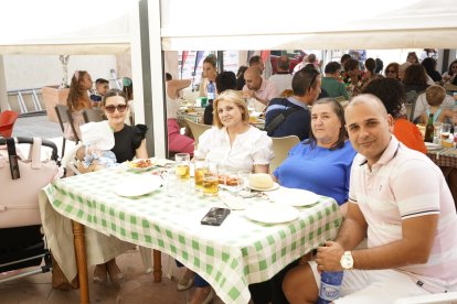Estefania, Josefina, Providencia y Alejandro en la Feria de Vera 2022.