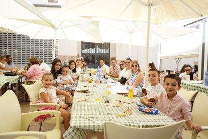 Una gran familia disfrutando de los mejores momentos de las fiestas de su pueblo.