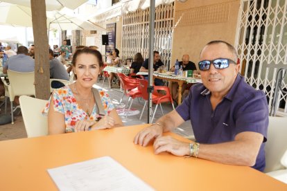 Dolores y Santiago disfrutan de la feria del medio día.