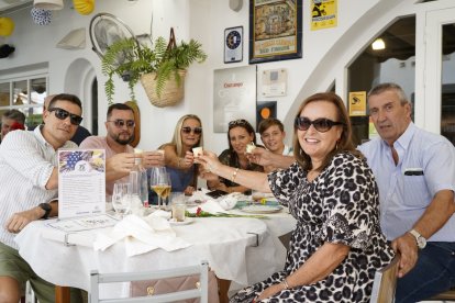Brindando por San Cleofás el patrón de las Fiestas.