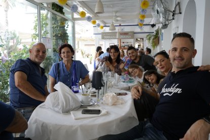 Entre farolillos y lunares disfrutando de la feria.