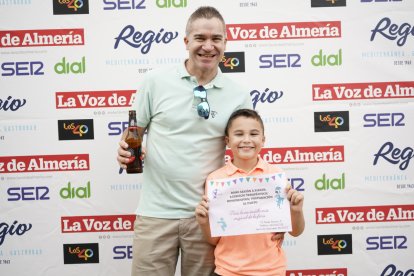 Miguel y Gabriel recojen su premio por participar en la sentadilla más original.