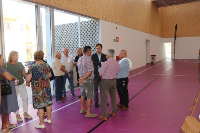 Vecinos visitando las instalaciones en la Inauguración del CUM de Matagorda.