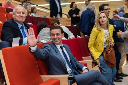 El presidente de la Diputación Provincial, Javier Aureliano García, saluda. A su lado, los parlamentarios andaluces del PP Maribel Sánchez y Manuel Guzmán. Detrás, el presidente del Colegio de Médicos, Francisco Martínez Amo.