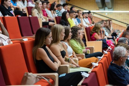Alumnas muy atentas a la conferencia.