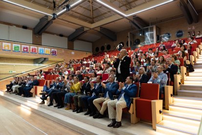 El doctor Alejandro Bonetti, director del Aula de la Dieta Mediterránea, aplaude tras la conferencia.