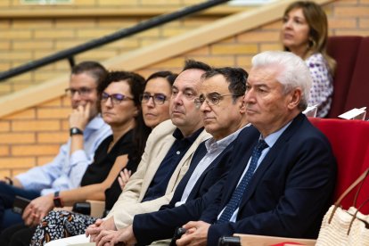 Tesifón Parrón, delegado del rector para el grado, y el resto de vicerrectores estuvieron muy atentos durante la conferencia.
