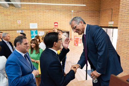 Pascual-Leone saludó a varios asistentes de la conferencia.